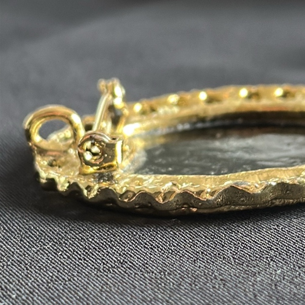 Vintage EUC goldtone acrylic brooch or pendant w/ flowers & scalloped setting - Picture 5 of 5